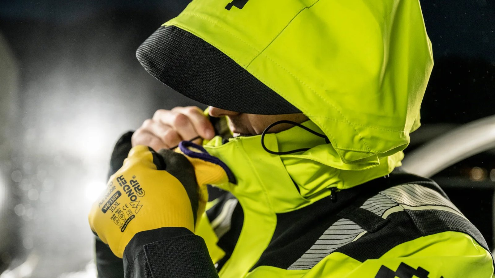 Vattert jakke med hette og hansker